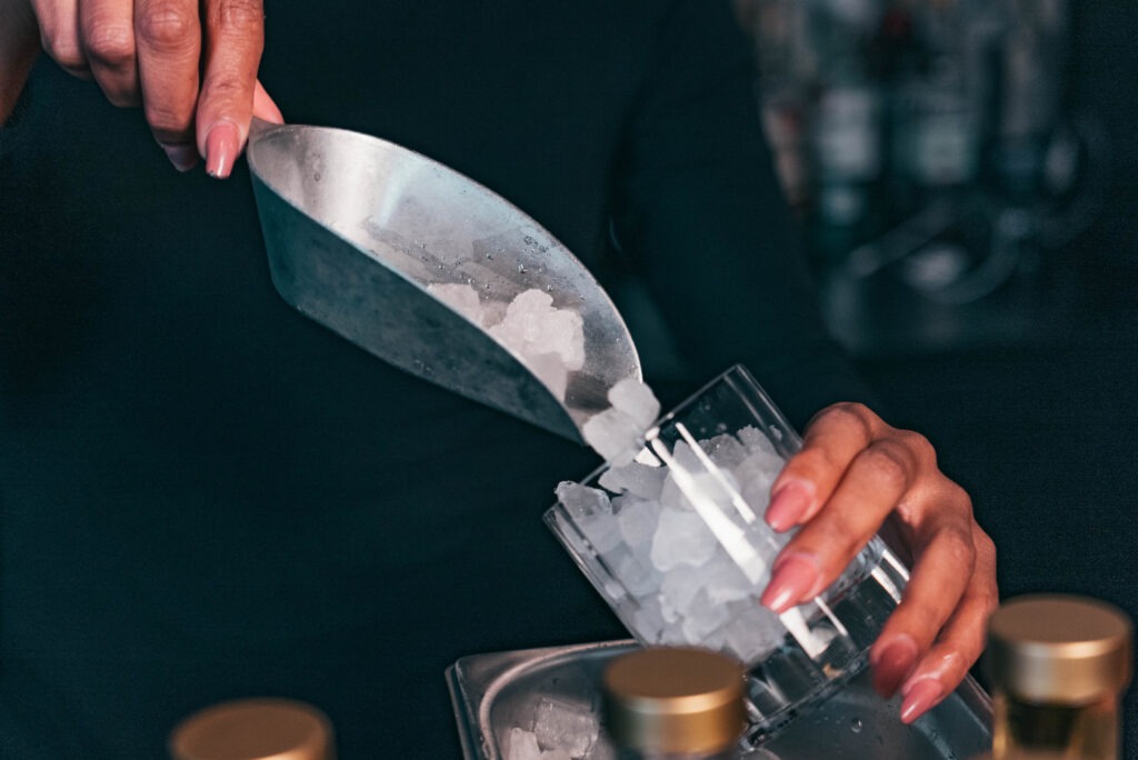 Onmisbare bar tools: een ijsschep om het ijs in het glas te doen