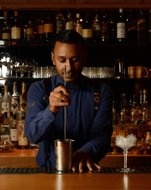 Bartender van Craftails die een cocktail bereidt
