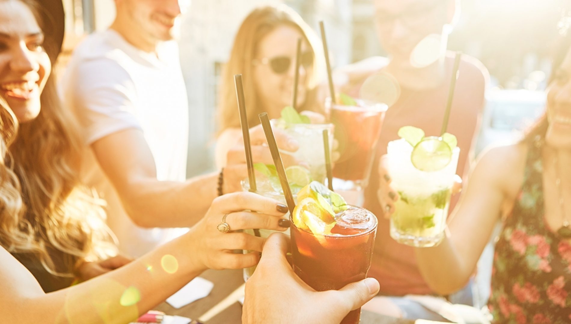 Passez l'été avec un cocktail prêt à boire de Craftails dans votre main.